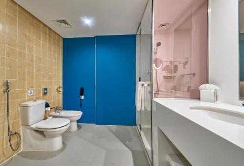 Vonios kambarys apgyvendinimo įstaigoje Ramada Hotel, Suites and Apartments by Wyndham Dubai JBR