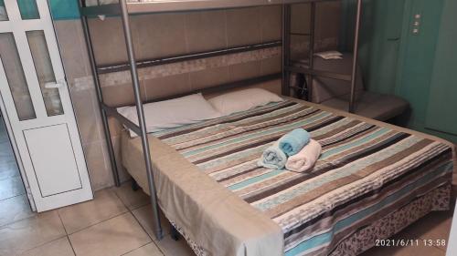 een slaapkamer met een stapelbed en handdoeken bij Sant Jordi Santiago in Tossa de Mar