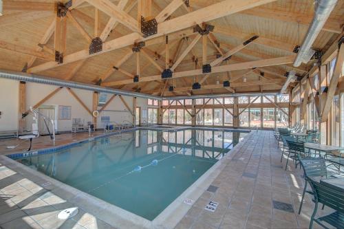 una gran piscina cubierta en un edificio en Wellsworth Hotel, en Southbridge