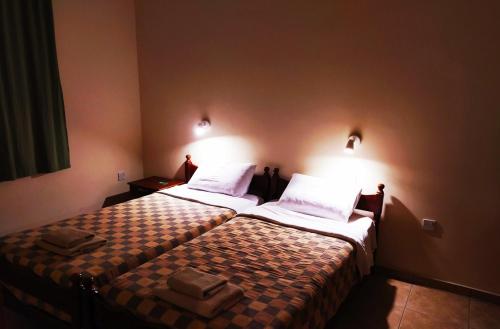 سرير أو أسرّة في غرفة في Sea N Lake View Hotel Apartments