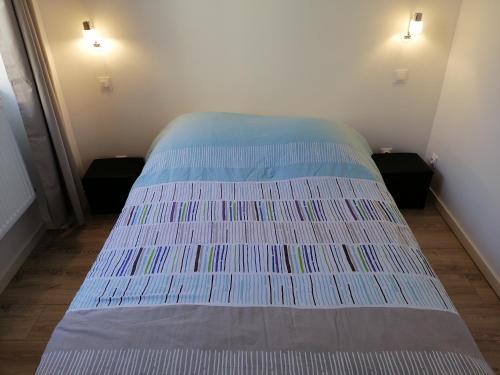 - un grand lit dans une chambre avec deux lumières dans l'établissement Au Thiernois, à Thiers