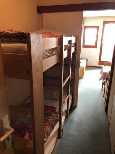 une chambre avec deux lits superposés dans une pièce dans l'établissement Residence Chalet club, à Modane