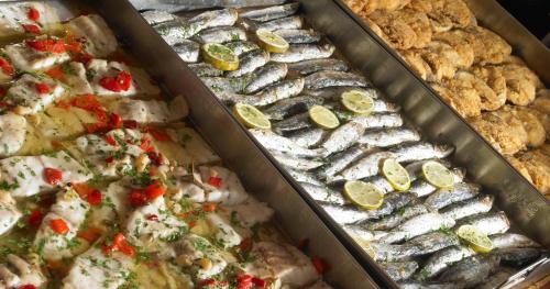 a tray of food with fish and lemon slices at Hotel Apartamentos Londres La Manga in La Manga del Mar Menor