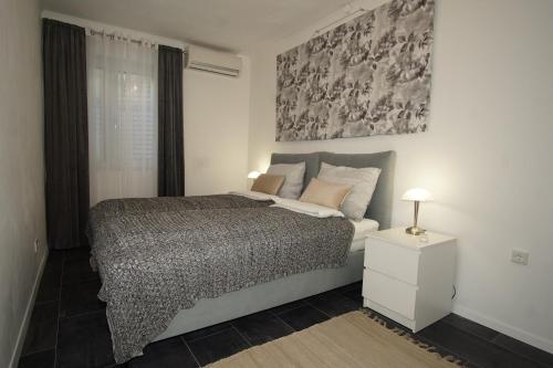 A bed or beds in a room at Apartment Fabry Riva Ploče