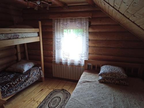 Poschodová posteľ alebo postele v izbe v ubytovaní Біля річки
