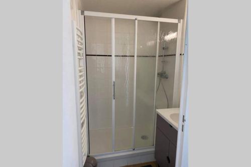 une salle de bain avec douche et lavabo dans l'établissement Appartement T2 rénové dans résidence avec piscine, à Lacanau