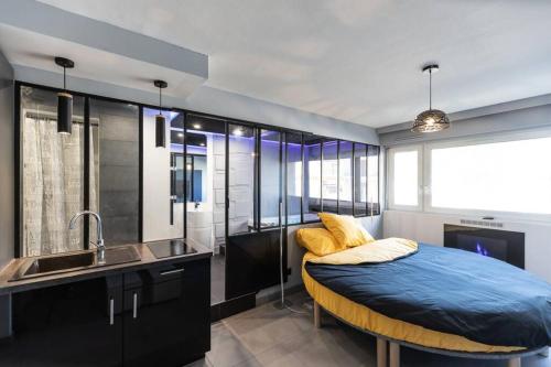 Postel nebo postele na pokoji v ubytování Appartement-jacuzzi / love room à 800m du centre