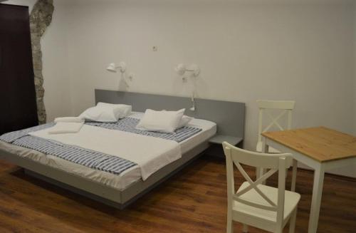 1 dormitorio con 1 cama, 1 mesa y 1 silla en Vicencin place Downtown studio apartments, en Šibenik