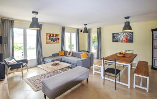 พื้นที่นั่งเล่นของ Lovely Home In Aubignan