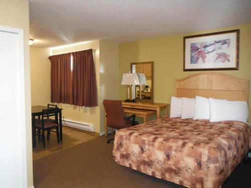 Postel nebo postele na pokoji v ubytování Tumbler Ridge Inn