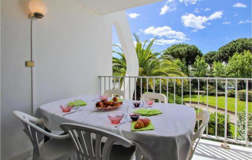 - une table blanche avec un bol de fruits sur le balcon dans l'établissement Gorgeous Apartment In La Grande Motte, à La Grande Motte