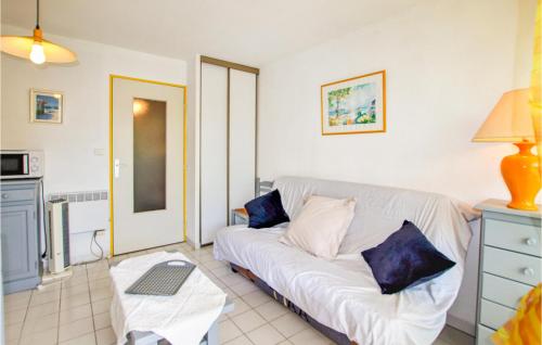 un salon avec un canapé blanc et une table dans l'établissement Gorgeous Apartment In La Grande Motte, à La Grande Motte