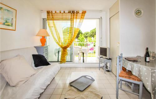 un salon avec un canapé, une table et une télévision dans l'établissement Gorgeous Apartment In La Grande Motte, à La Grande Motte