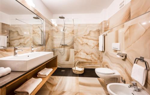 フィエー・アッロ・シーリアルにあるパルク ホテル ミラモンティのバスルーム(洗面台、トイレ、鏡付)