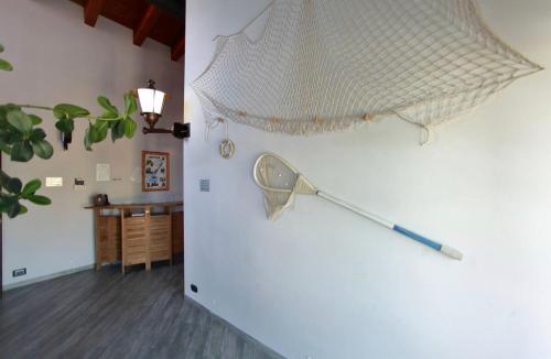 a refrigerator with a baseball bat on the wall at La Terrazza sul Lago in Peschiera del Garda