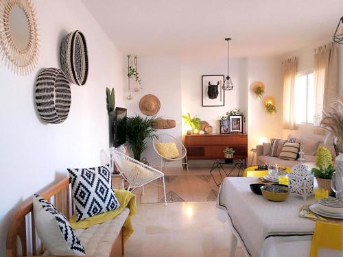 salon z kanapą i stołem w obiekcie Atico Torremolinos w mieście Torremolinos