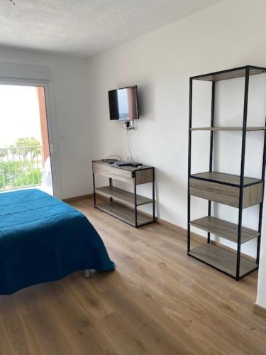 Una cama o camas en una habitación de Studio pieds dans l'eau