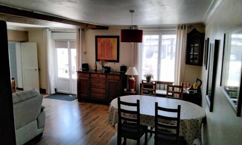 un salon avec une table et un canapé dans l'établissement Le Vieux Logis, à Montreuil-Bellay