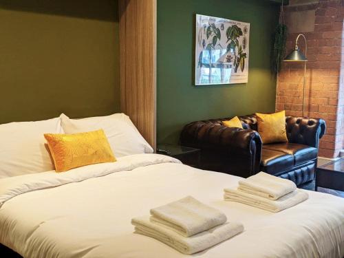 1 dormitorio con 1 cama con toallas en The Botanist's Hideout - Luxury Retreat with Parking, en York