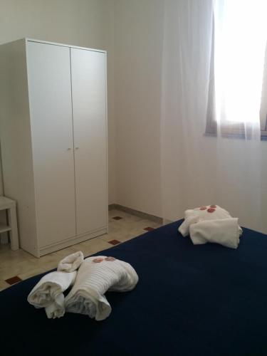a bedroom with two towels sitting on a bed at Relax e mare Pachino (Costa dell'Ambra) Marzamemi in Pachino