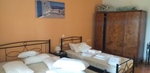 LivadiにあるMylos Gardenのベッド2台が隣同士に設置された部屋です。