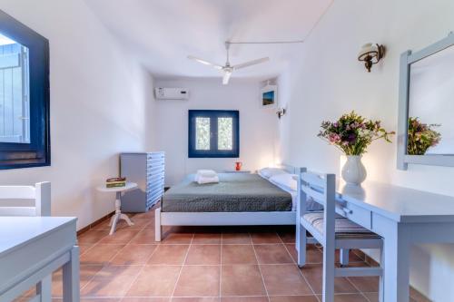 Кровать или кровати в номере Peggy's Place, Traditional Cycladic House in Drios