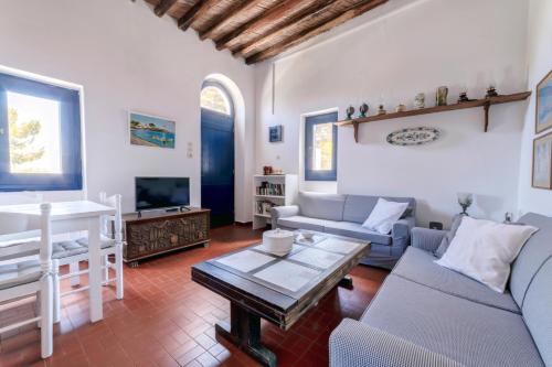 Телевизор и/или развлекательный центр в Peggy's Place, Traditional Cycladic House in Drios