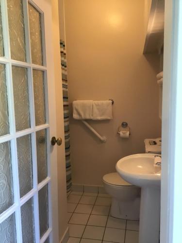 A bathroom at Aran Lodge