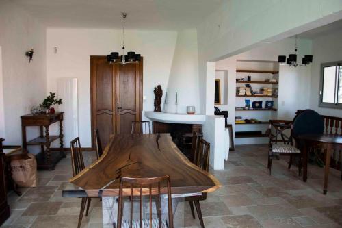 een eetkamer met een houten tafel en stoelen bij VILLA BLEUE - LES PINS in Port-Vendres