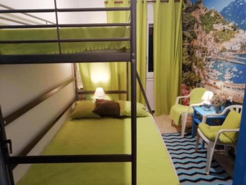 Camino de Santiago Guesthouse في يانسا: غرفة نوم مع سرير بطابقين وأريكة
