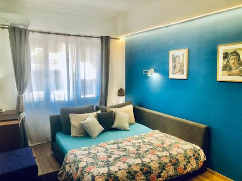 A bed or beds in a room at Royal Blue Grand Suite No 3