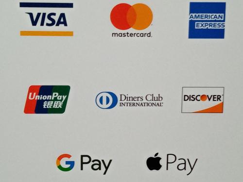 een groep verschillende logo's op een muur bij Montagne Rocciose in Frascineto