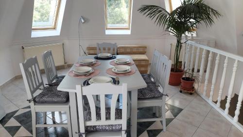 バラトンフレドにあるLudika Vendégházのリビングルーム(白いテーブルと椅子付)