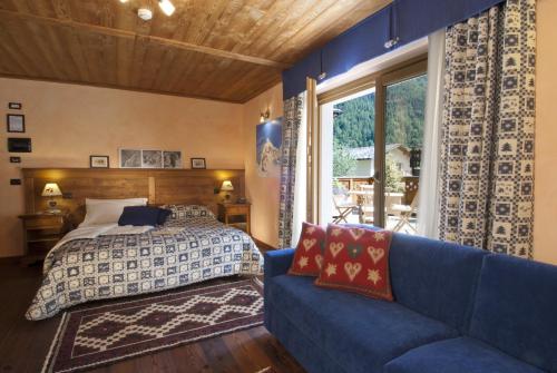a bedroom with a bed and a blue couch at Miramonti in Valtournenche