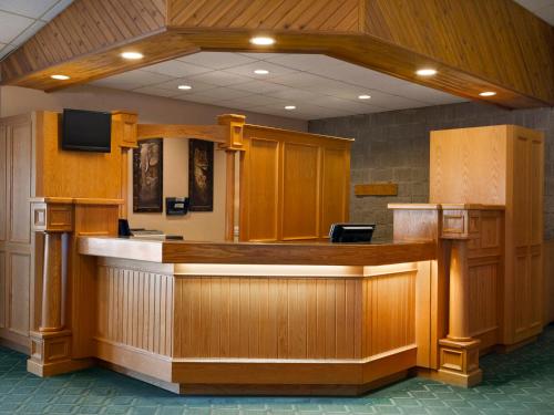 a bar in a court room with a television at Northern Star Hotel & Convention Center in Slave Lake
