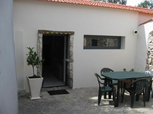 een patio met een tafel en stoelen voor een huis bij Casa Hozani in Albarrol