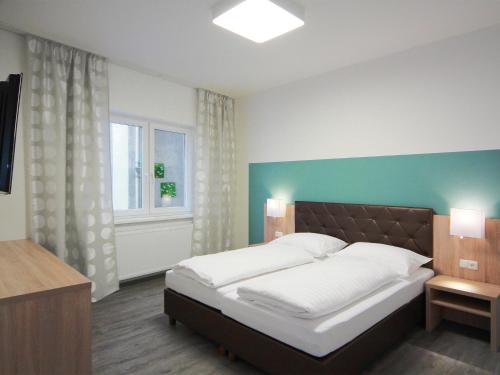 Postel nebo postele na pokoji v ubytování Hotel Goldener Adler