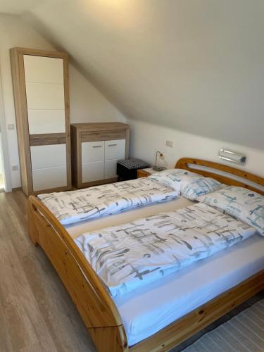Cama o camas de una habitación en Ferienwohnungen Rasinger