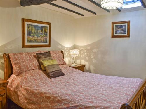 A bed or beds in a room at Oak Cottage 