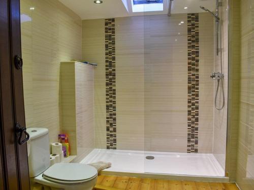 A bathroom at Oak Cottage 