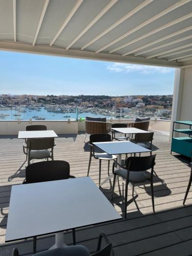 een patio met tafels en stoelen op een dak bij B&B Giro Di Boa in Lampedusa