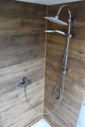 イゼンビュッテルにあるFerienwohnung Monteurwohnung Rose 15 Isenbüttelのシャワー(ホース付)