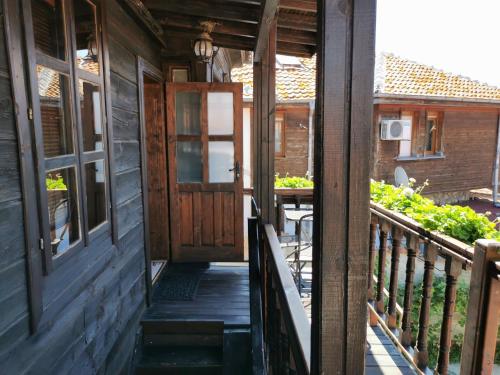 Balkoni atau teres di The Old House