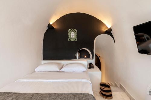 Postel nebo postele na pokoji v ubytování Pearl of Caldera Oia - Boutique Hotel by Pearl Hotel Collection