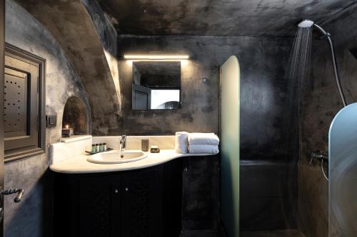 Koupelna v ubytování Pearl of Caldera Oia - Boutique Hotel by Pearl Hotel Collection