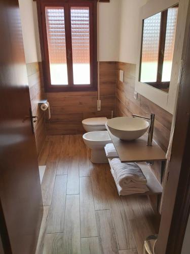 a bathroom with two toilets and a sink at Ottavanota in Bassano del Grappa