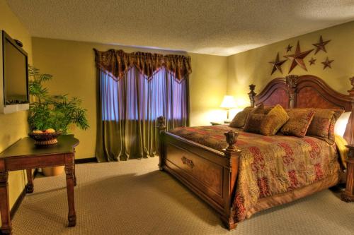 En eller flere senge i et værelse på MCM Elegante Suites Abilene