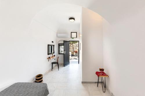 Postel nebo postele na pokoji v ubytování Pearl of Caldera Oia - Boutique Hotel by Pearl Hotel Collection