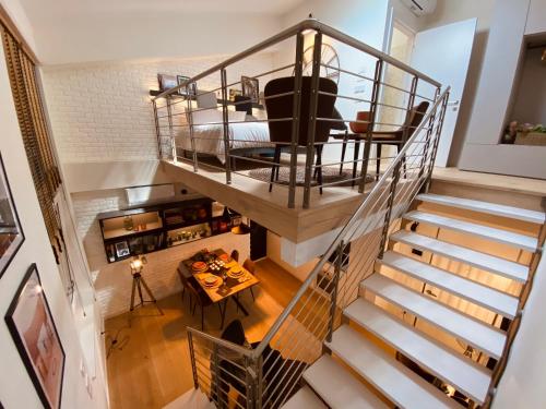 eine Draufsicht auf eine Treppe in einem Haus in der Unterkunft Volto Corte Farina Apartments - Luxury Lofts in Verona