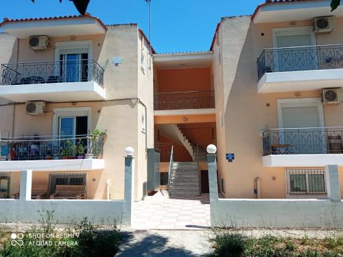 widok na dwa budynki apartamentowe z balkonami w obiekcie HOME w mieście Patras